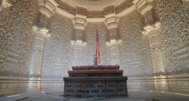 అయోధ్య గర్భగుడిలో 'బాల రాముడి' విగ్రహం

