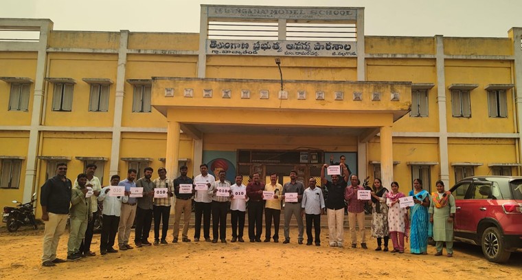 010 అమలు చేయాలని ఆదర్శ పాఠశాల ఉపాధ్యాయులు నిరసన..!

