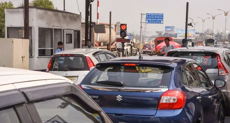 నేషనల్ హైవేలపై 20 కిలోమీటర్ల వరకు టోల్ చెల్లించక్కర్లేదు

