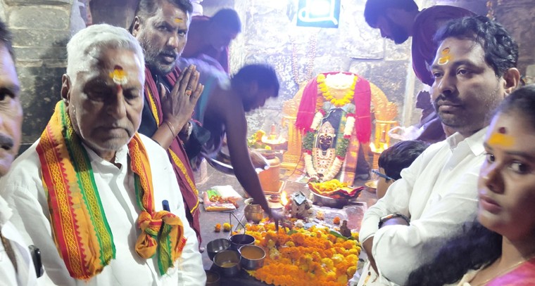 దొంగ మల్లన్న స్వామికి నిలువెత్తు బంగారాన్ని సమర్పించిన అడ్లూరి

