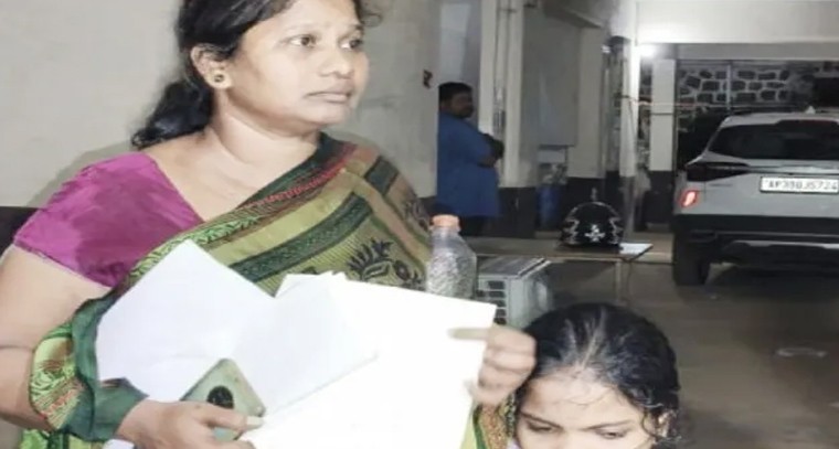 సూర్యలంక సముద్రతీరంలో దీపారాధన చేసిన అయ్యప్పలు