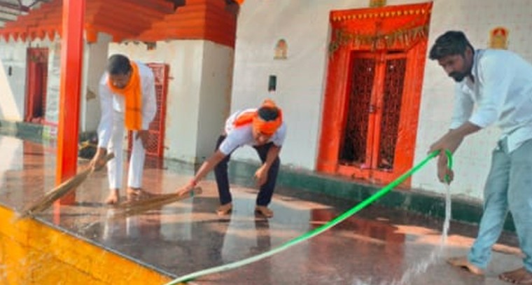 ఆలయ శుభ్రత పాటించిన మద్నూర్ బీజేపీ నాయకులు

