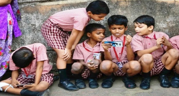 డిజిటల్ వ్యసనం అరికట్టేందుకు గ్రామ తీర్మానం.. ఫోన్ గేమ్‌లకు ఫైన్ రూ.5000