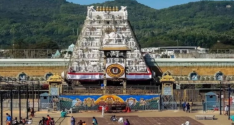 తిరుమలలో కొనసాగుతున్న భక్త జన సందోహం.. 18 గంటల నిరీక్షణ, భారీగా హుండీ ఆదాయం

