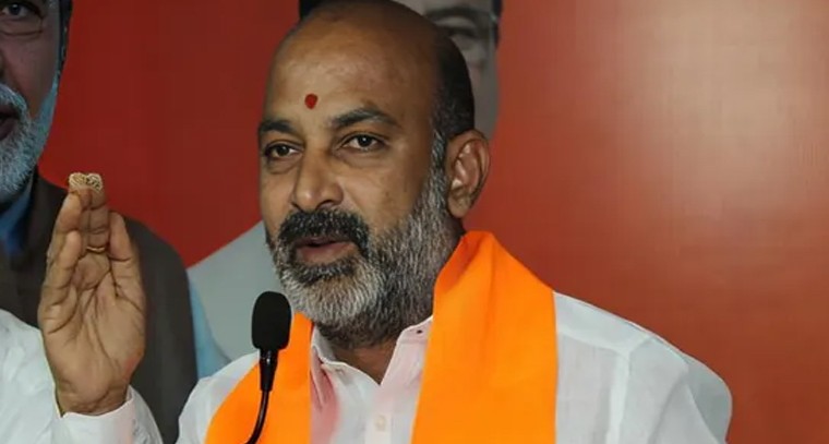 సంచలనం.. ఒకే ఓవర్‌లో సిరాజ్ 4 వికెట్లు

