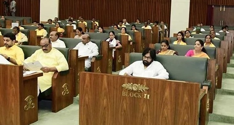 ఏపీ అసెంబ్లీ క్రీడా వేడుకలు.. మైదానంలోకి ఎమ్మెల్యేలు, ఎమ్మెల్సీలు

