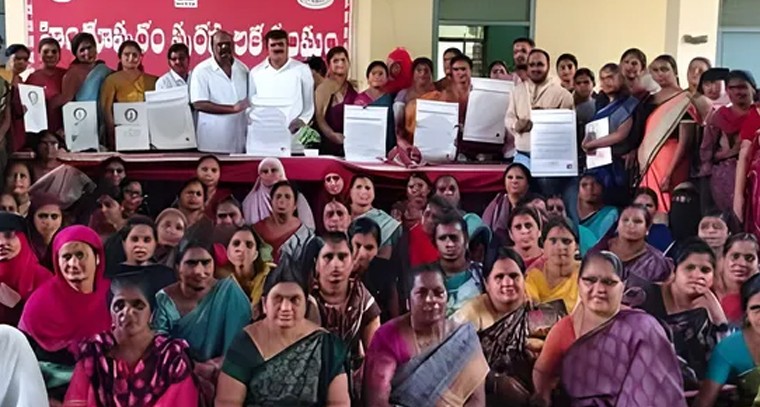 విగ్రహప్రతిష్టలో పాల్గొన్న ఎమ్మెల్యే

