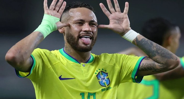 అభిమానం అంటే ఇదేనా? ఫుట్‌బాల్ ప్లేయర్‌కు రూ.10 వేల కోట్ల ఆస్తిని రాసిచ్చిన అభిమాని!

