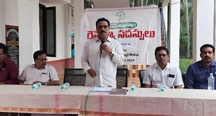 కాణిపాకం ఆలయంలో కొనసాగుతున్న భక్తుల రద్దీ

