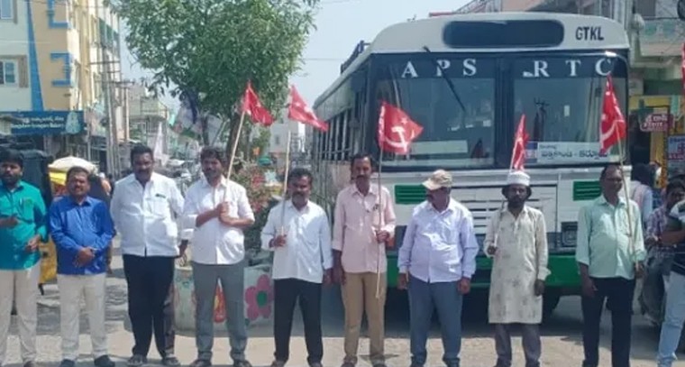 వరలక్ష్మీ దేవిగా ఎల్లారమ్మ అమ్మవారు

