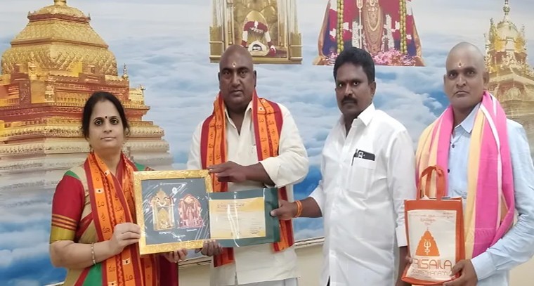 శ్రీశైలం మల్లన్న అన్నదాన పథకానికి లక్ష విరాళం

