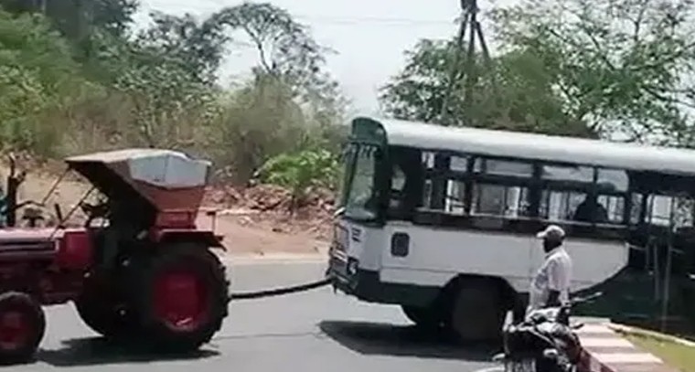 పెళ్లి బస్సుకు తృటిలో తప్పిన పెను ప్రమాదం

