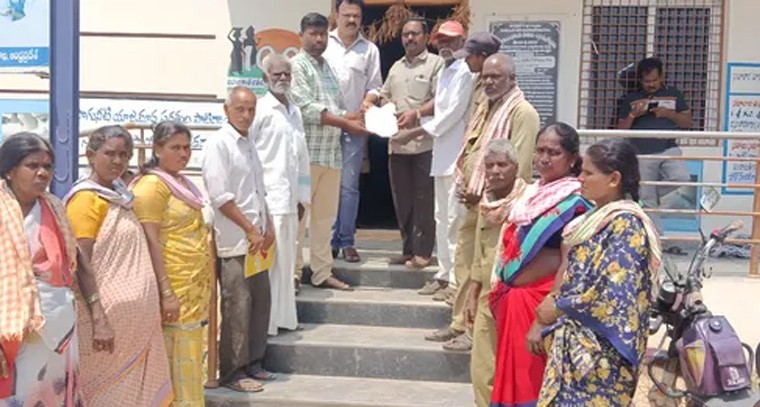 పంచాయతీ కార్మికులకు పెండింగ్ లో ఉన్న జీతాలు ఇవ్వాలి

