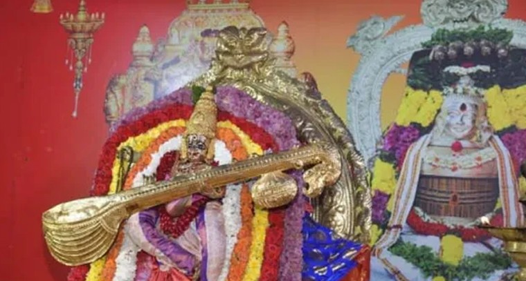 సరస్వతీ దేవిగా దర్శనమిస్తున్న బెజవాడ దుర్గమ్మ