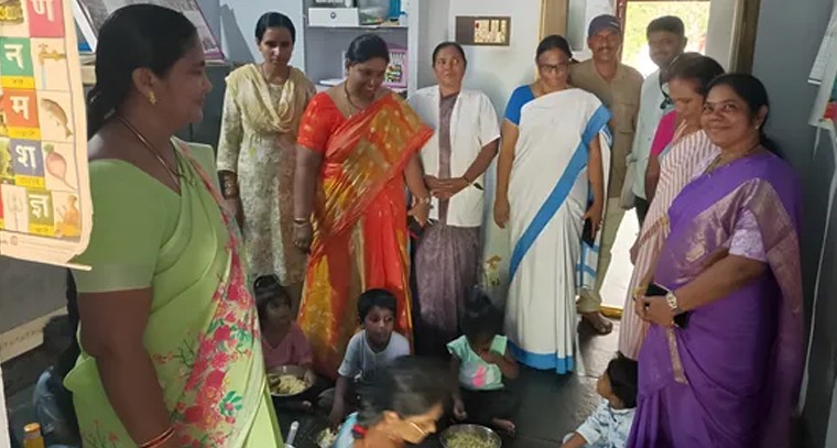అంగన్వాడిని పరిశీలించిన బాలల హక్కుల కమిషన్ సభ్యురాలు

