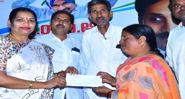 గంగా కామేశ్వరి సమేత స్వామివార్ల పల్లకి సేవ