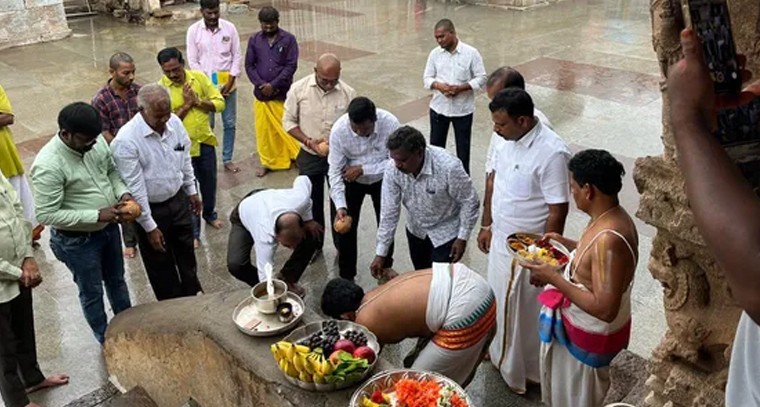 అభివృద్ధి పనులకు భూమి పూజ

