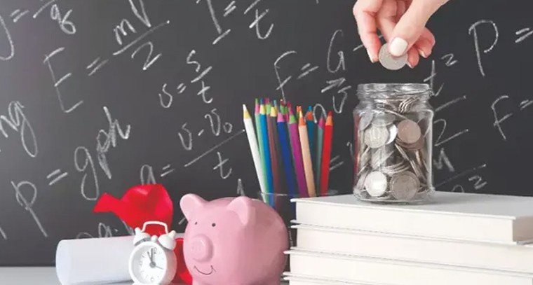 ప్రైవేట్ స్కూళ్ల దందా.. తెలుగు రాష్ట్రాల్లో విద్యార్థుల తల్లిదండ్రులపై భారం

