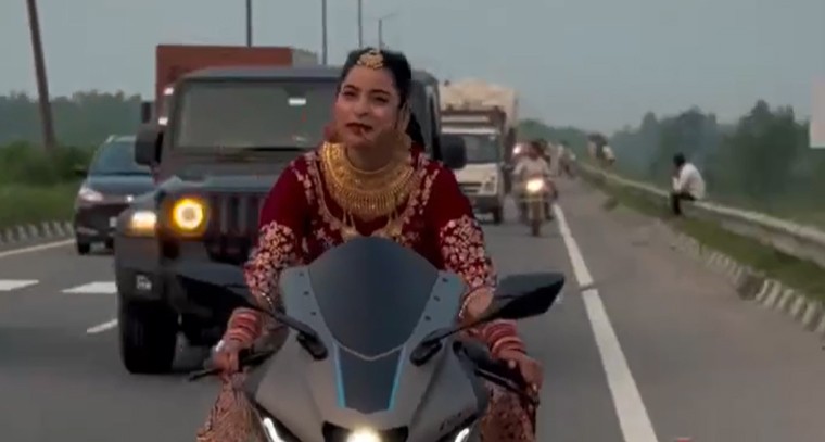 వధువు గెటప్‌లో రోడ్లపై స్పోర్ట్స్ బైక్ నడిపిన యువతి

