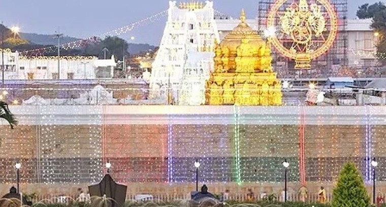 శ్రీవారి సన్నిధిలో భక్తుల కోలాహలం.. దర్శనానికి 18 గంటల నిరీక్షణ

