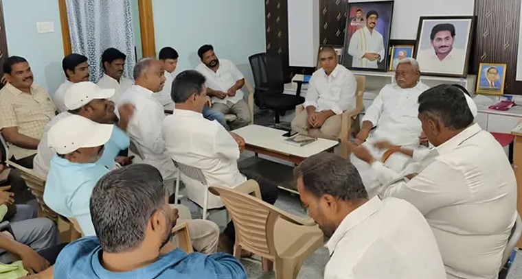 కార్యకర్తలతో సమావేశమైన మాజీ ఎమ్మెల్యే

