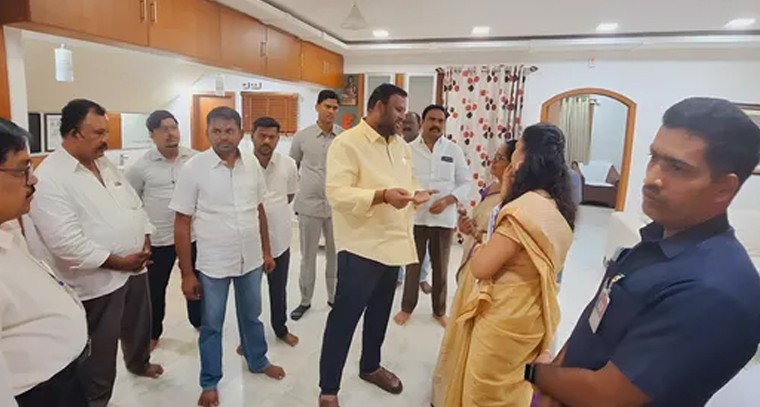 అటెండెర్ ఉద్యోగానికి రూ. 3 కోట్ల జీతం