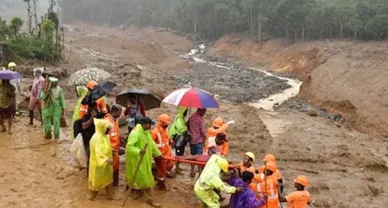 దంపతులను నరికి చంపాడు.. రాళ్లతో కొట్టిన గ్రామస్థులు

