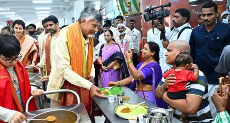 తిరుమలలో భక్తులకు అల్పాహారం వడ్డించిన సీఎం చంద్రబాబు

