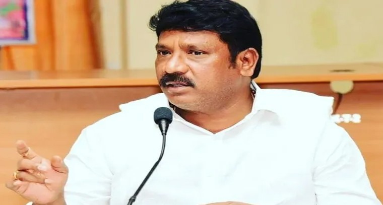 భక్తిశ్రద్ధలతో శివాలయాల్లో భక్తుల పూజలు
