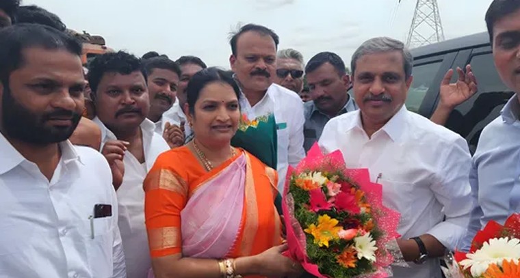 పెనుకొండలో వైసీపీ నేతలకు ఘన స్వాగతం.. ఉషాశ్రీచరణ్ సారథ్యంలో జోరు

