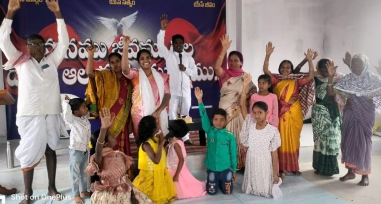 భక్తిశ్రద్ధలతో ఘనంగా క్రిస్టమస్ వేడుకలు

