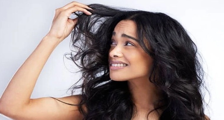 శీతాకాలంలో జుట్టు పొడిబారడానికి గుడ్‌బై చెప్పండి.. మీ జుట్టు నీలమేఘం లాగా నిగనిగలాడేలా చేసే 3 సూపర్ టిప్స్

