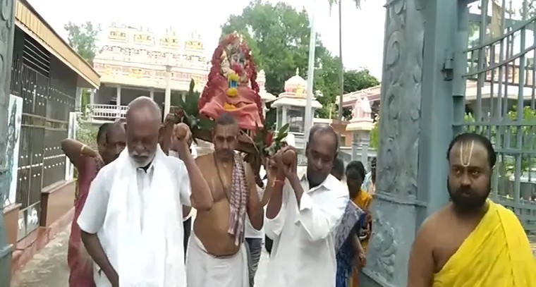 నరసింహస్వామి ఉత్సవాల్లో పాల్గొన్న రఘువీరా

