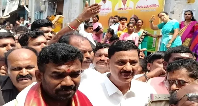 ధర్మవరం రథోత్సవంలో పాల్గొన్న పరిటాల శ్రీరామ్

