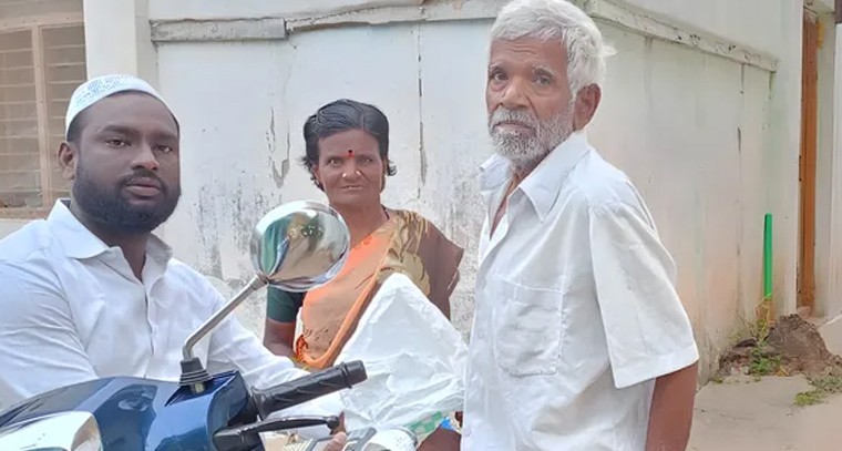 వృద్ధులకు ఇంటి వద్దనే రేషన్ పంపిణీ.. ఒక మానవీయ చొరవ

