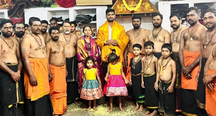 అయ్యప్ప స్వాముల సన్నిధానం నిర్మాణానికి సిమెంట్ అందజేత

