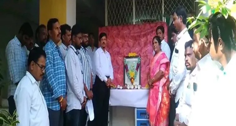 మహాలక్ష్మి దేవి అలంకరణలో అమ్మవారు

