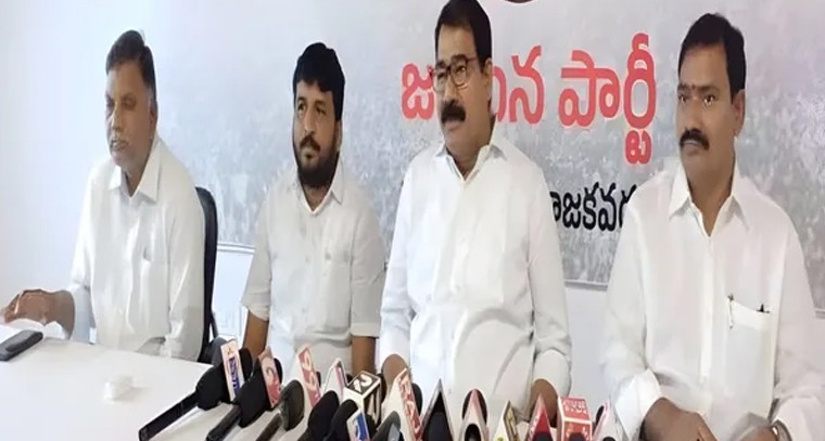 వేణుగోపాలునికి ప్రత్యేక పూజలు