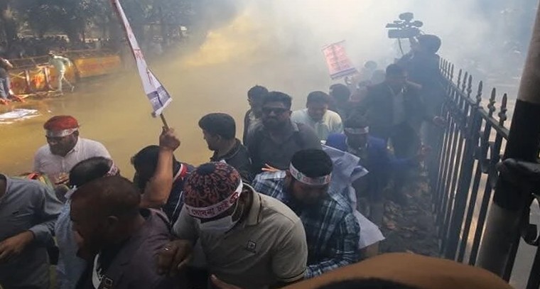 బంగ్లాలో పోలింగ్‌కు ముందు ముదిరిన సెగ.. యూనస్ నివాసం ముట్టడికి ఉద్యోగుల యత్నం

