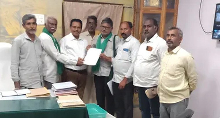 ఉద్యోగులకు రెడ్‌ హ్యాట్ షాక్