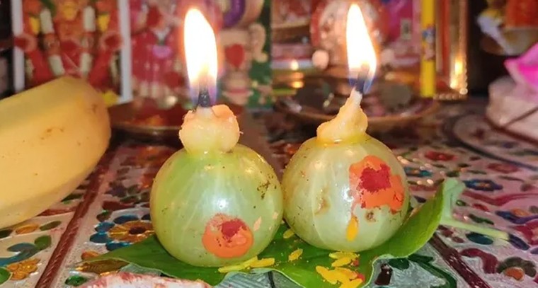 కార్తీక మాసంలో ఉసిరి దీపం ఎందుకు వెలిగిస్తారో తెలుసా?

