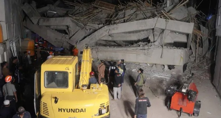 తిరుమల ఆకాశంలో ఆశ్చర్యకర దృశ్యం.. ఆలయంపై విమానం!

