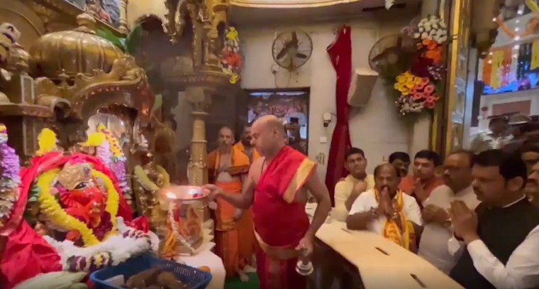 నేడే సీఎంగా ప్రమాణం.. ఫడ్నవీస్‌ ప్రత్యేక పూజలు

