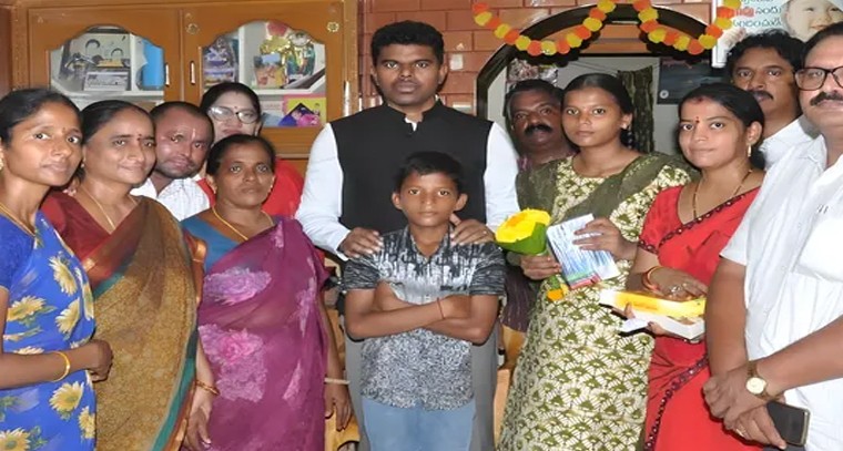 ప్రతిభ చాటిన విద్యార్థిని అభినందించిన కలెక్టర్

