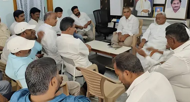 కార్యకర్తలతో సమావేశమైన మాజీ ఎమ్మెల్యే

