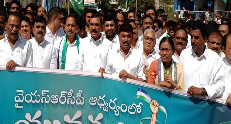 సింహాచలం గిరిప్రదక్షిణలో భారీ రద్దీ



