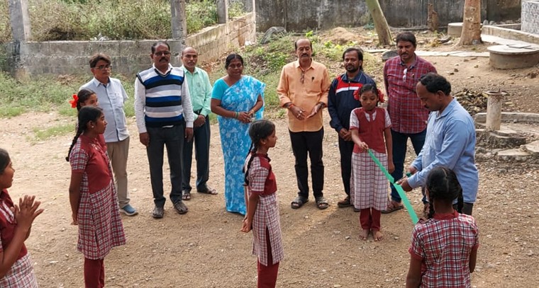 ఆత్మస్థైర్యంతో బాలికలు ముందుకు సాగాలి: ప్రధానోపాధ్యాయుడు

