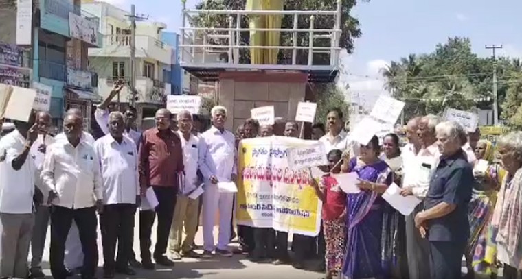 టాస్‌ గెలిచి బ్యాటింగ్ ఎంచుకున్న బెంగళూరు


