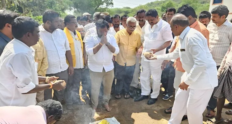 రూ.60లక్షల సీసీ రోడ్డుకు భూమి పూజ

