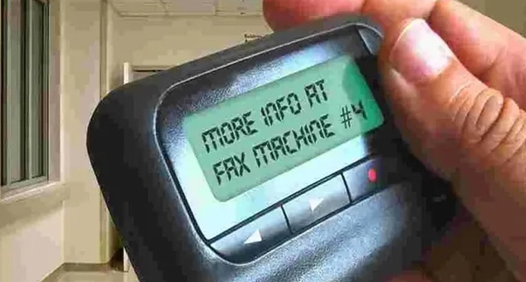 సిగ్నల్స్ ద్వారా చిన్న సందేశాలను పంపడానికి, స్వీకరించడానికి పేజర్లను వాడుతాం

